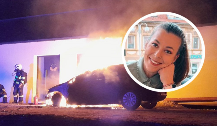 Útok na známou youtuberku. Uprostřed noci jí u domu v Kunraticích zapálili auto.