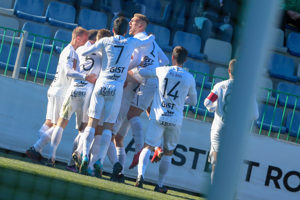 Fotbalisté Hradce Králové a Slovácka se v pátek utkají o finále domácího