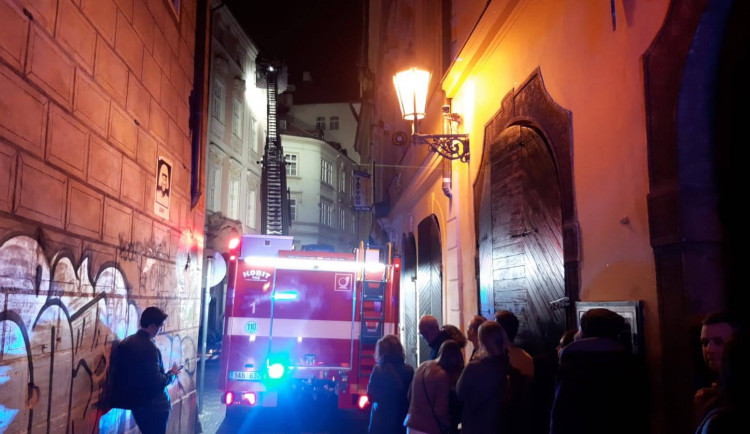 VIDEO: Hasiči museli kvůli požáru hotelu v centru Prahy evakuovat 220 lidí