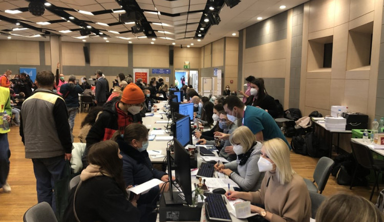 Počty ukrajinských uprchlíků dál klesají. Pražské centrum odbavilo poprvé méně než tisíc lidí za den