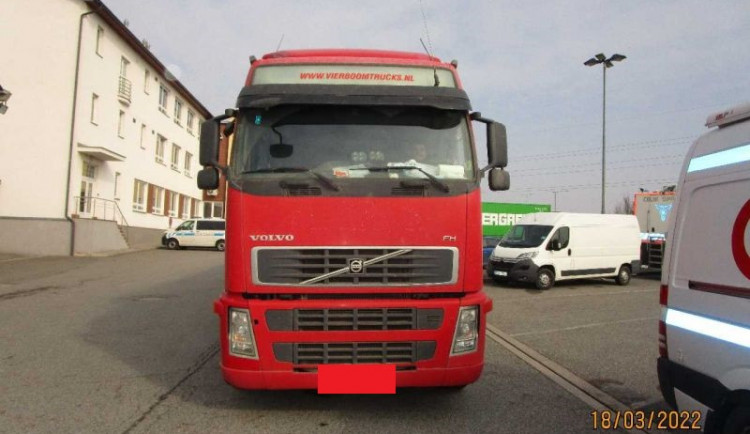 Přední pohled na kontrolovanou jízdní soupravu.