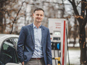 Nové stanice nabízí rychlé dobíjení i kvalitní trávení volného času. Těch menších letos E.ON postaví desítky, říká Martin Klíma