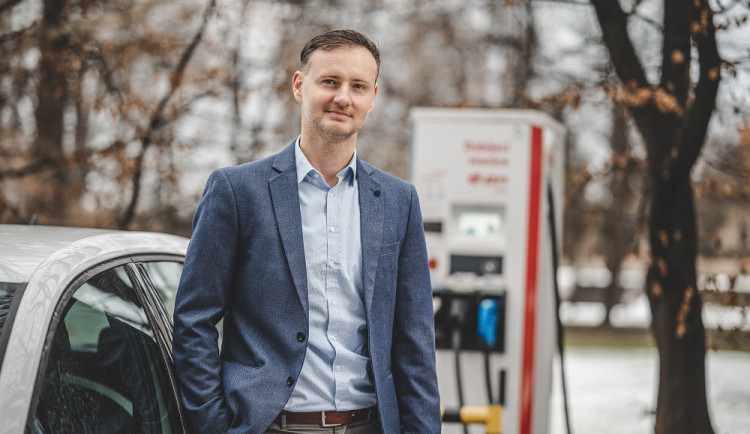 Nové stanice nabízí rychlé dobíjení i kvalitní trávení volného času. Těch menších letos E.ON postaví desítky, říká Martin Klíma,