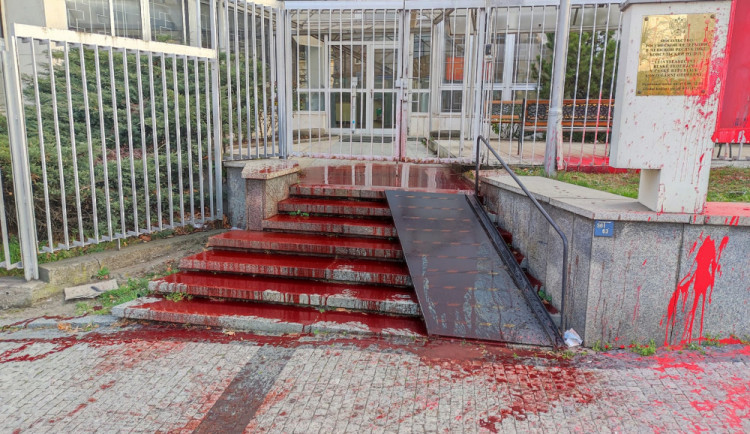 Zahájili jsme Krvavý měsíc, hlásí aktivisté, kteří polili ruské velvyslanectví umělou krví.