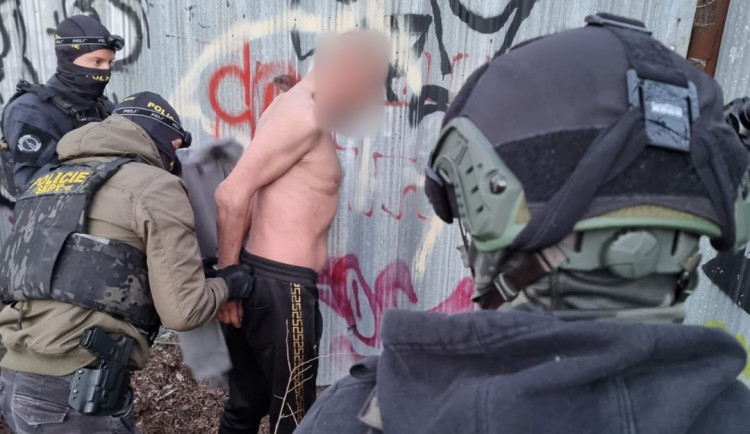 VIDEO: Muž se zbraní v ruce přepadl seniora. Vyhrožoval mu, že ho zastřelí