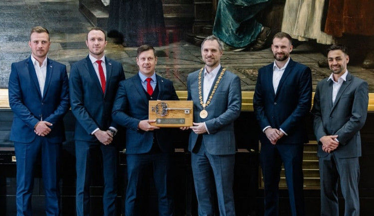 Fotbalisté Slavie převzali po derby Klíč od Prahy. Věnovali ho nemocnému Tvrdíkovi