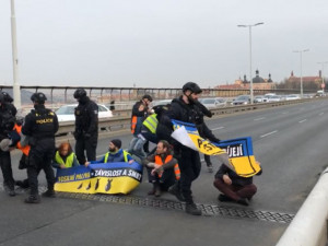 VIDEO: Aktivisté dnes blokovali dopravu na Nuseláku. Další blokádu chystají na zítřek