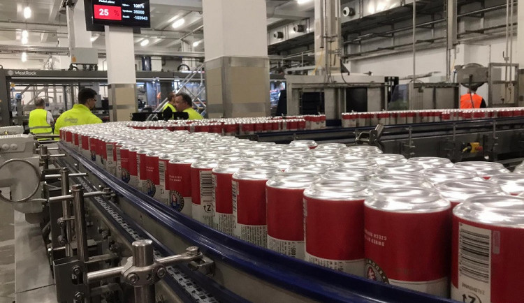 Budvar spustil provoz linky na stáčení piva do plechovek. Za hodinu jich naplní 40 tisíc.