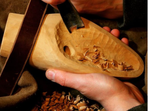 Z ajťáka ševcem, který šije ručně boty na míru. Michal Švec má své řemeslo zároveň jako koníček