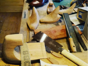 Z ajťáka ševcem, který šije ručně boty na míru. Michal Švec má své řemeslo zároveň jako koníček