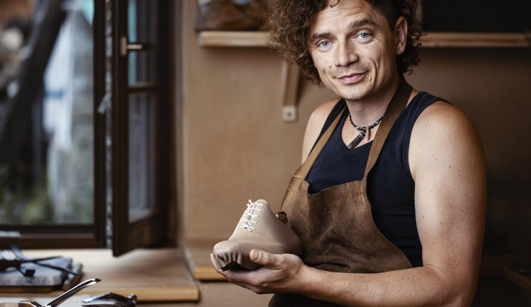 Z ajťáka ševcem, který šije ručně boty na míru. Michal Švec má své řemeslo zároveň jako koníček.