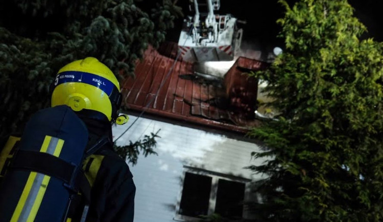 VIDEO: V Praze shořela střecha domu. Škodu za dva miliony způsobila nedbalost při rekonstrukci