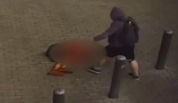 VIDEO: Bývalý voják brutálně napadal lidi v Praze. Útočil cihlou, pěstmi i kopanci