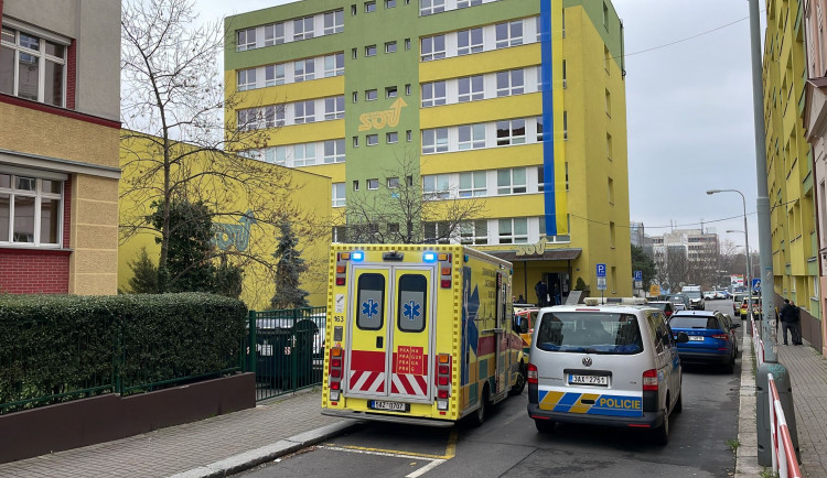 Útočník zabil učitele střední školy v Praze mačetou. Kriminalisté ho vypátrali