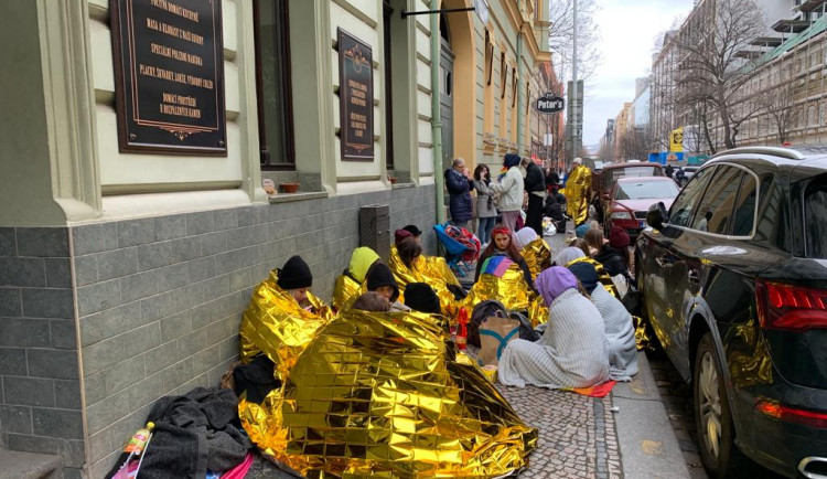VIDEO: Stovky fanynek obléhaly okolí Fora Karlín. Čekaly na koncert jejich oblíbence