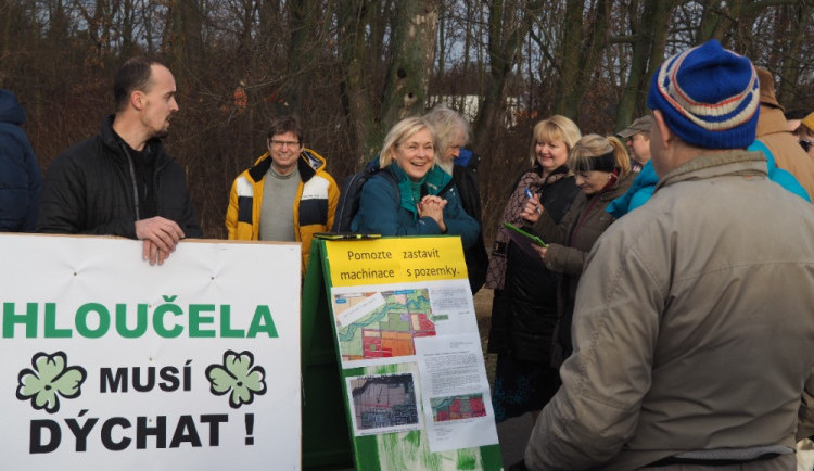 Prostějov chce ve Vrahovicích postavit nový park. Hloučelu však likviduje, namítají kritici.