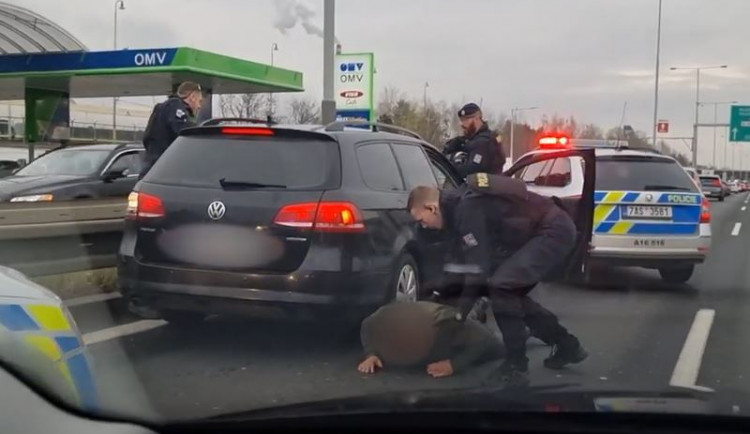 VIDEO: Policisté v Praze zastavili zloděje, kteří ukradli auto v Rakousku