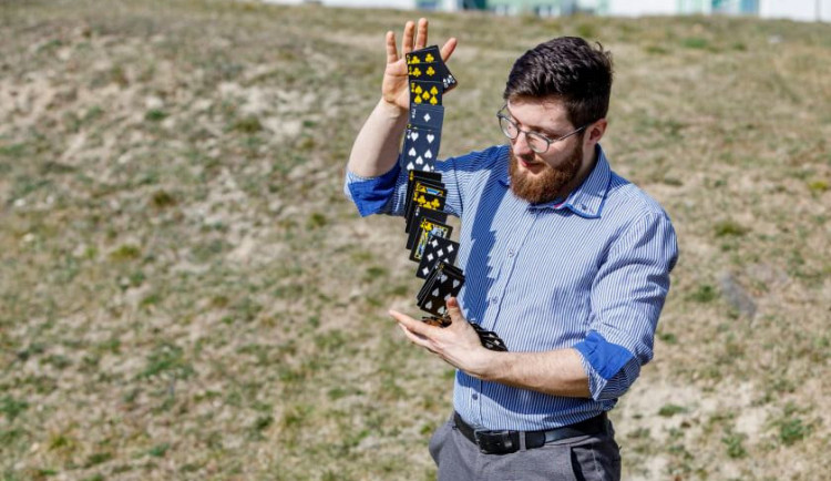 Brňany udivuje mladý kouzelník, který čaruje s kartami i čísly.