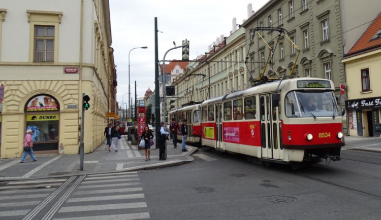 Tramvaj v Praze srazila seniora, ten na místě zemřel