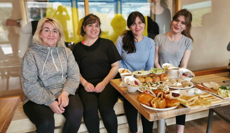 Ukrajinky, které utekly před válkou do Prahy, vaří v Podolí ukrajinské speciality