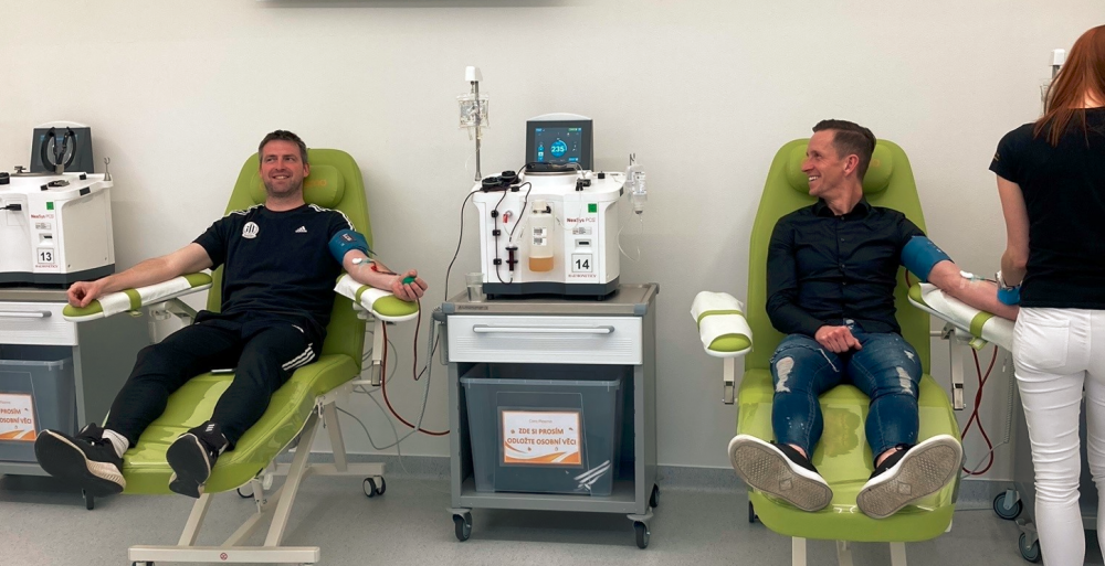 Roční odměna může činit více než 18 000 korun. Za každý odběr získá dárce 700 Kč v hotovosti.