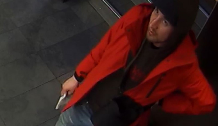 VIDEO: Zloděj se vloupal do auta. Ukradl z něj kabelku s penězi a kartou