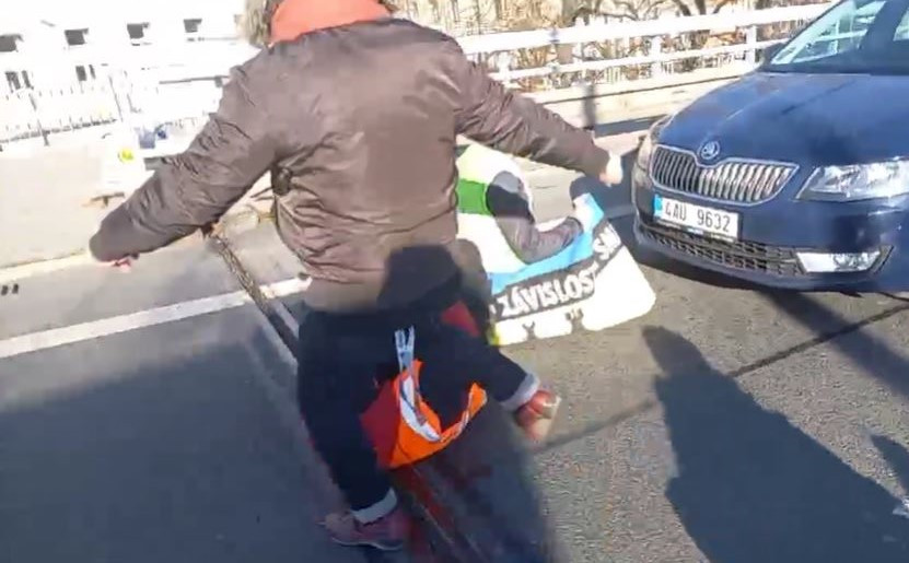 VIDEO: Aktivisté v Praze opět blokují dopravu. Jeden z řidičů kopal do aktivisty na zemi