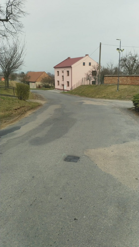 Geodeti mapují silnice v kraji. Značky někdo přemalovává černou barvou, možná kvůli válce na Ukrajině
