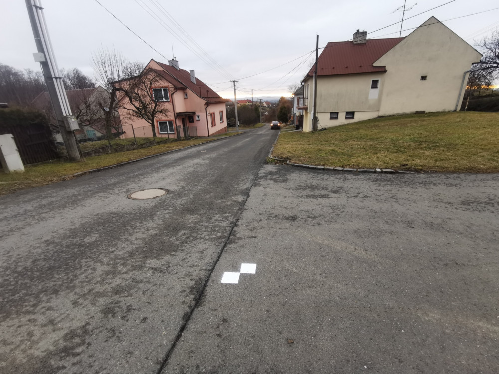 Geodeti mapují silnice v kraji. Značky někdo přemalovává černou barvou, možná kvůli válce na Ukrajině