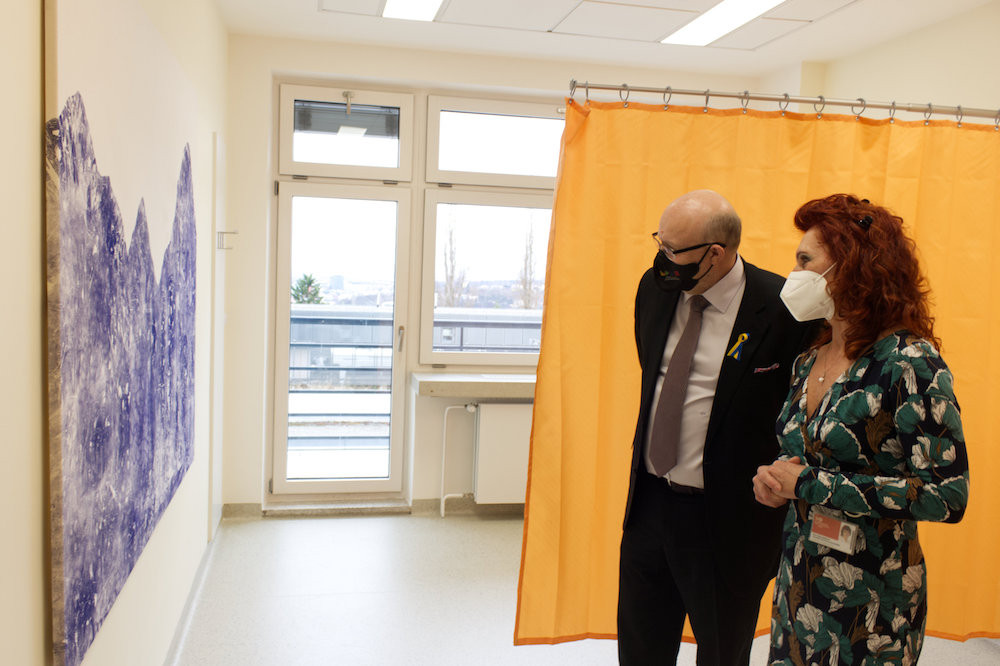 Ministr zdravotnictví Vlastimil Válek a staniční sestra stacionáře Eva Vykoukalová