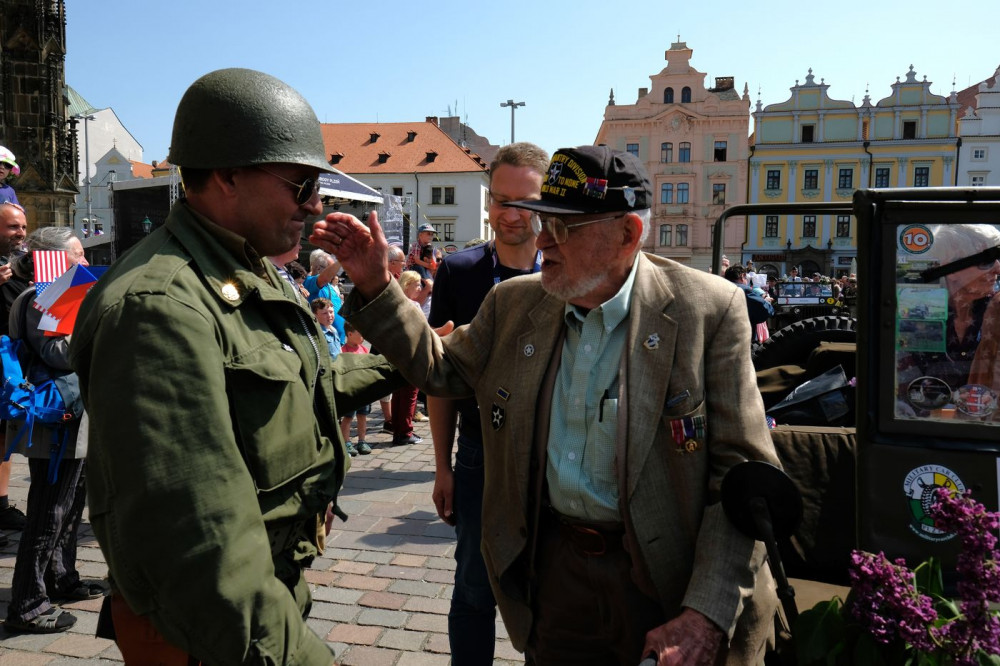 Ve věku nedožitých 97 let zemřel americký veterán James Duncan, osvoboditel Domažlic a Plzně