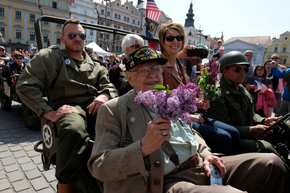 Ve věku nedožitých 97 let zemřel americký veterán James Duncan, osvoboditel Domažlic a Plzně