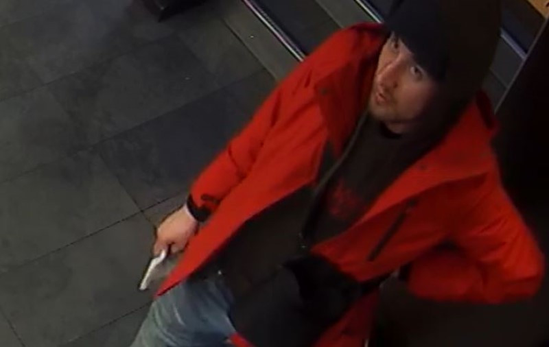 Zloděj se vloupal do auta. Ukradl z něj kabelku s penězi a kartou, kterou později platil