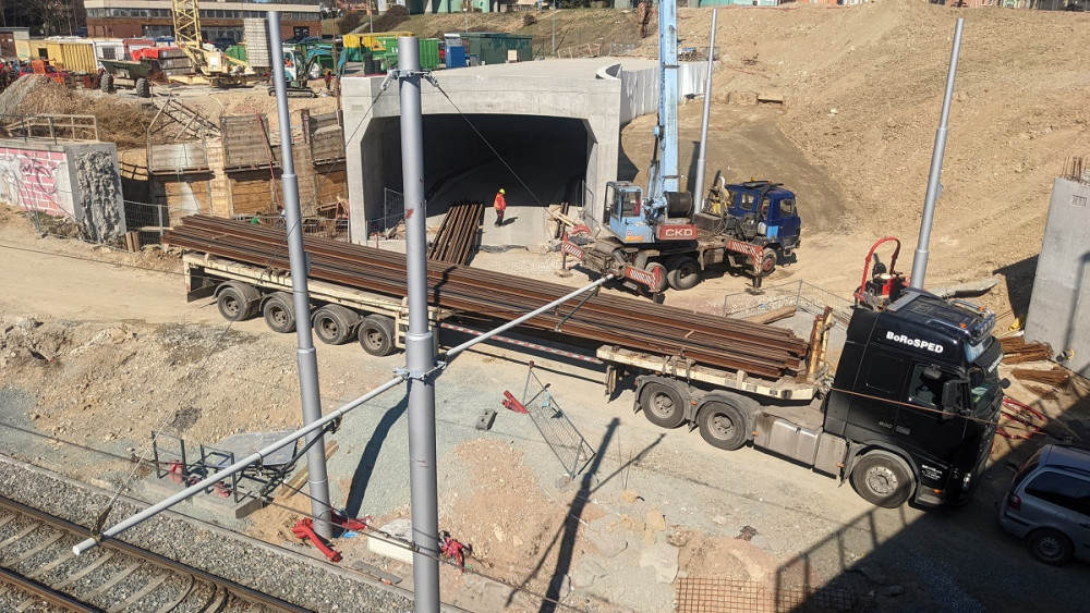 V tunelu do brněnského Kampusu začala pokládka kolejí