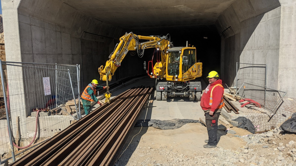 V tunelu do brněnského Kampusu začala pokládka kolejí