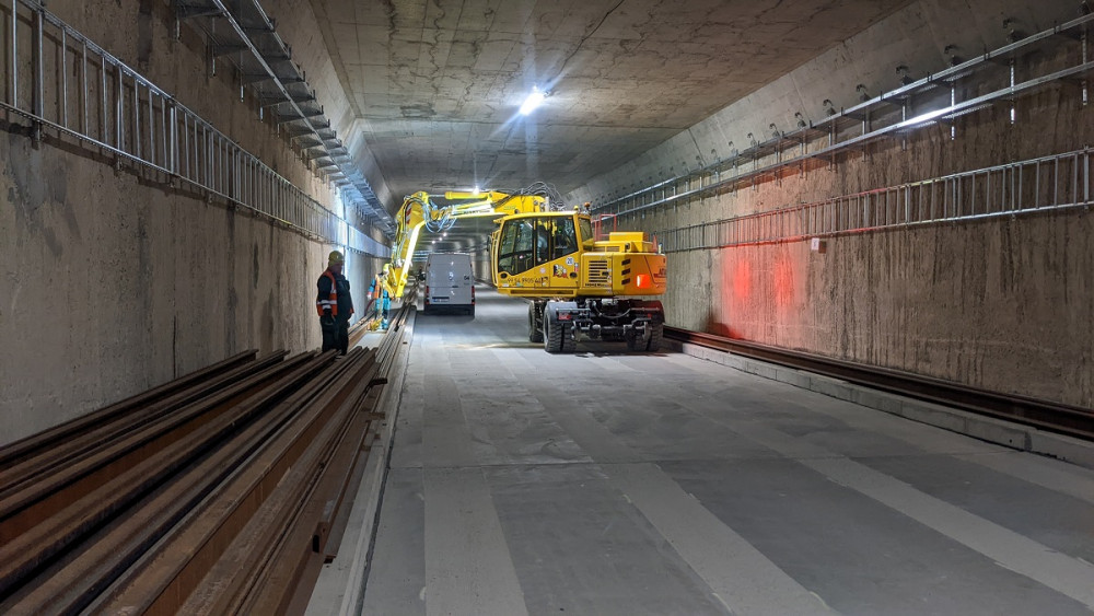 V tunelu do brněnského Kampusu začala pokládka kolejí