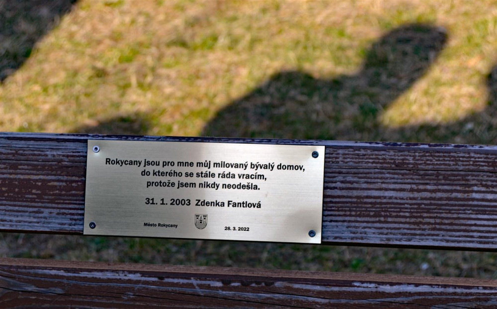 Na domě, kde s rodinou žila, ji zástupci města a Lions clubu odhalili pamětní desku. Další štítek s jejím jménem najdou lidé na lavičce v nedalekém parku.