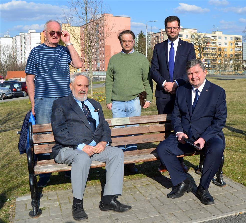 Na domě, kde s rodinou žila, ji zástupci města a Lions clubu odhalili pamětní desku. Další štítek s jejím jménem najdou lidé na lavičce v nedalekém parku.