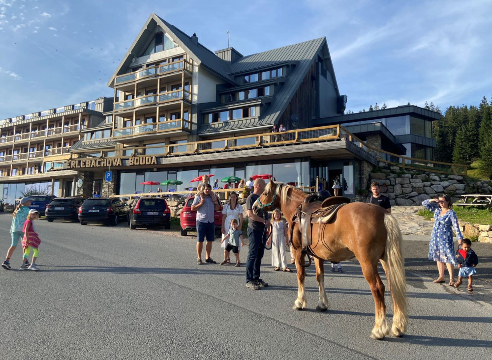 Tradičně netradiční Velikonoce na lyžích, v bazénu i s pomlázkou v ruce