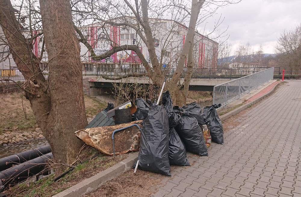 Dobrovolníci nasbírali po Liberci třináct tun odpadu. Úklid ještě nekončí