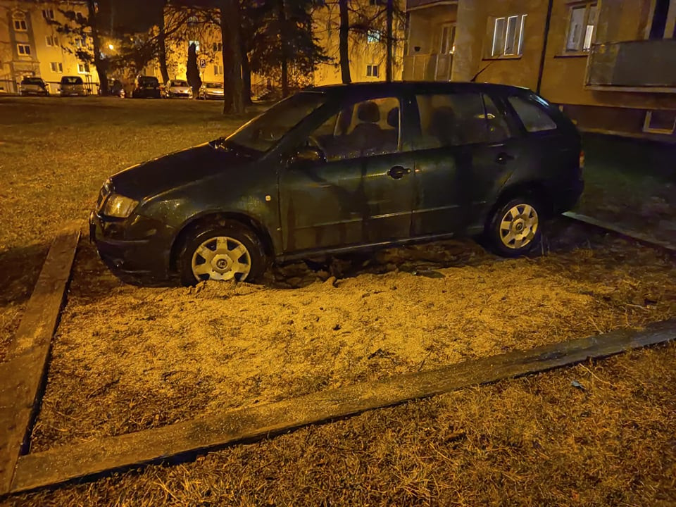 Opilé ženy v akci. Jedna skončila se třemi promile na záchytce, druhá s autem na pískovišti