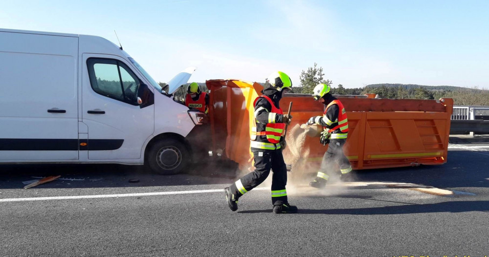 Na dálnici D5 havarovala čtyři vozidla, záchranáři do nemocnice transportovali jednoho těžce zraněného řidiče