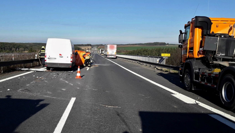Na dálnici D5 havarovala čtyři vozidla, záchranáři do nemocnice transportovali jednoho těžce zraněného řidiče