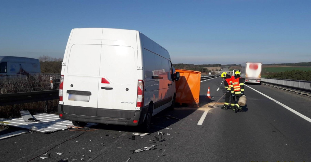 Na dálnici D5 havarovala čtyři vozidla, záchranáři do nemocnice transportovali jednoho těžce zraněného řidiče