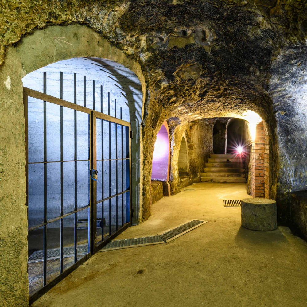 Vydejte se do Plzeňského historického podzemí za svitu baterek, navštívíte i jindy nepřístupnou část chodby