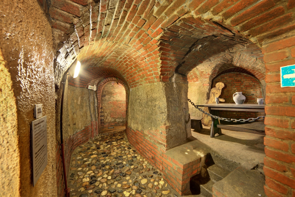 Vydejte se do Plzeňského historického podzemí za svitu baterek, navštívíte i jindy nepřístupnou část chodby