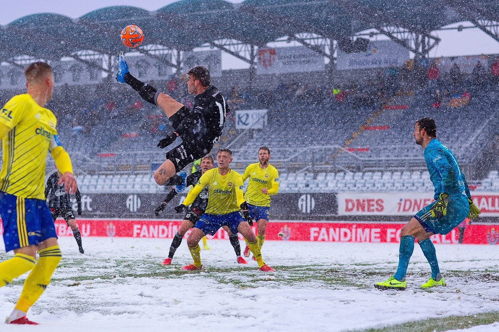 FOTOGALERIE: Dynamo odehrálo divoký zápas na sněhu. S fotbalem to nemělo nic společného, řekl trenér