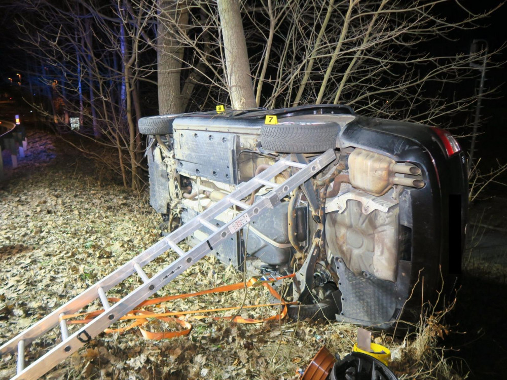 Řidička nezvládla řízení. Po střetu s protijedoucím autem narazila do stromu