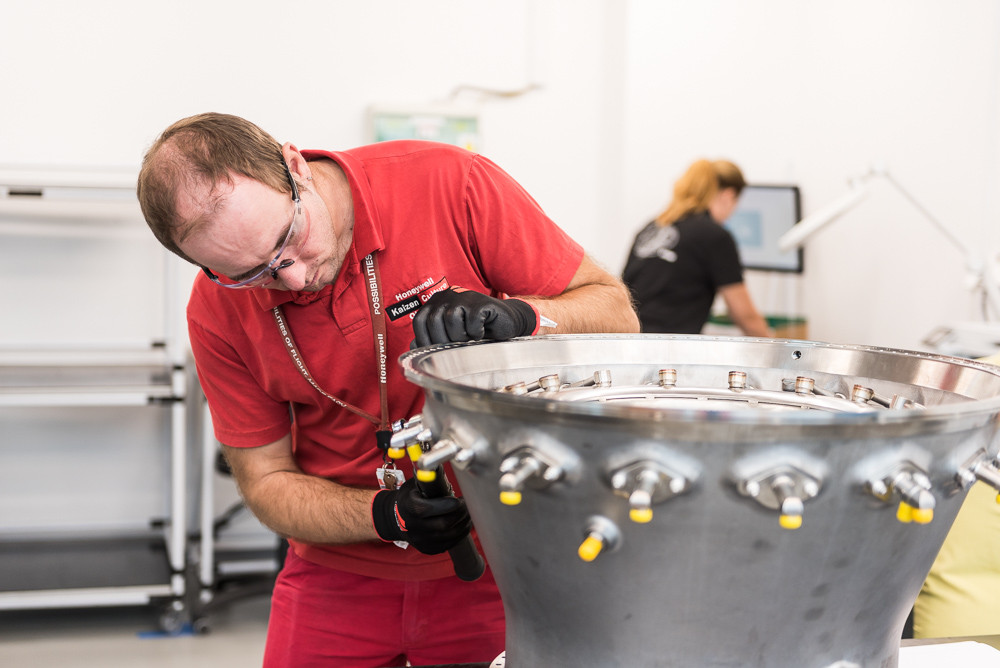 Honeywell hledá více než 100 nových zaměstnanců. Naučí je špičkovou leteckou strojařinu a nabízí nadstandardní benefity