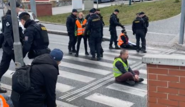 VIDEO: Pěsti, kopance a tahání za vlasy. Dnešní blokáda aktivistů se změnila v lynč